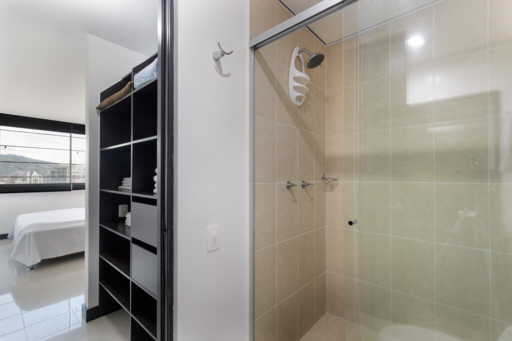Baño y habitación