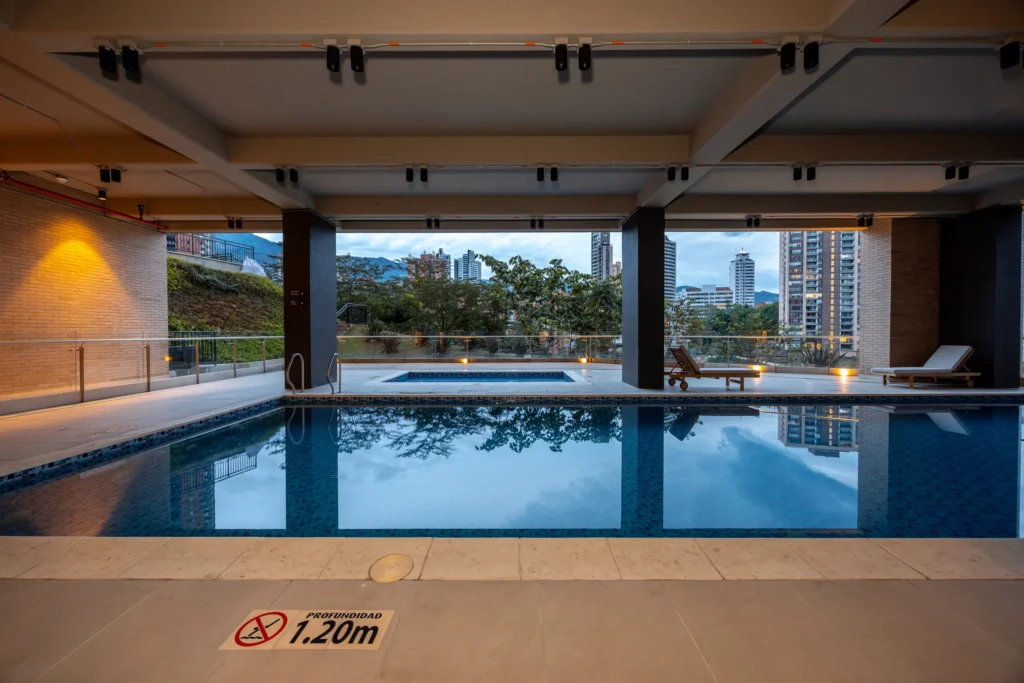 040-common-pool-indoor-view