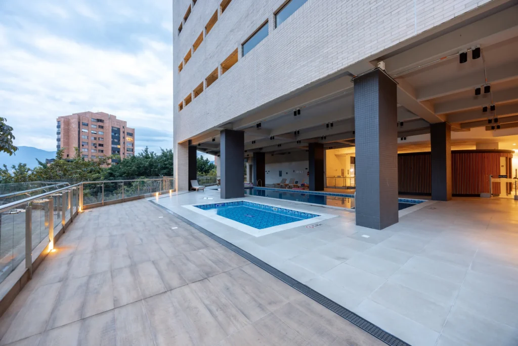 042-common-pool-deck