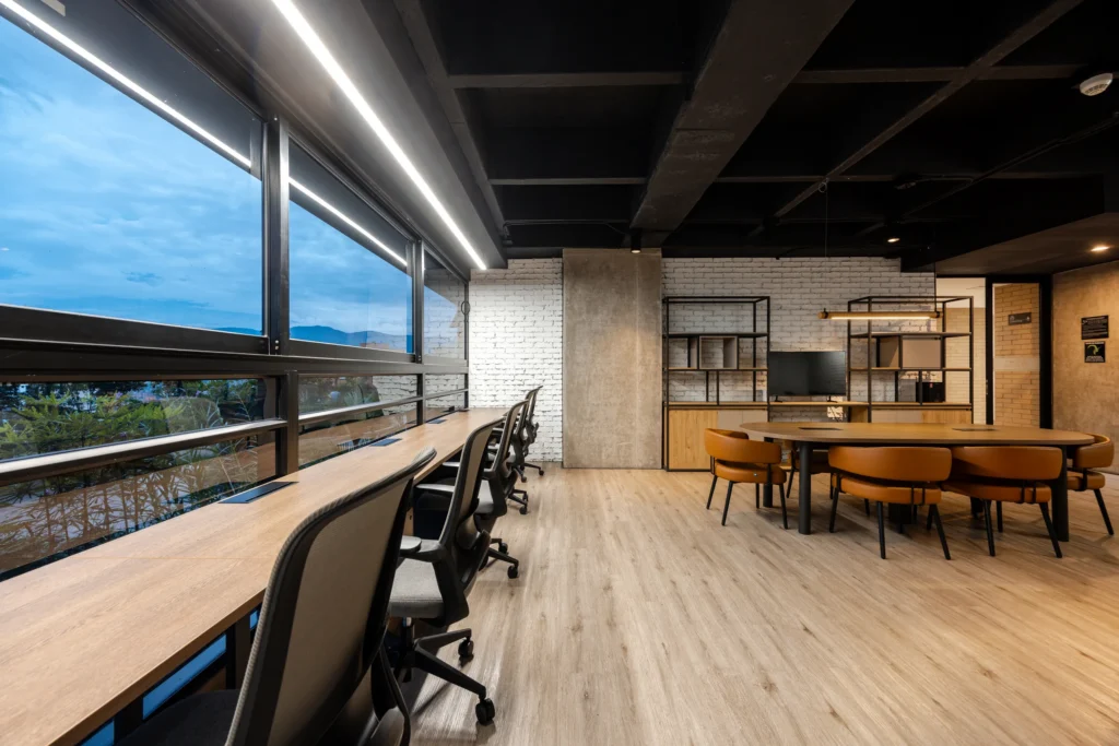 054-common-coworking-window-desks