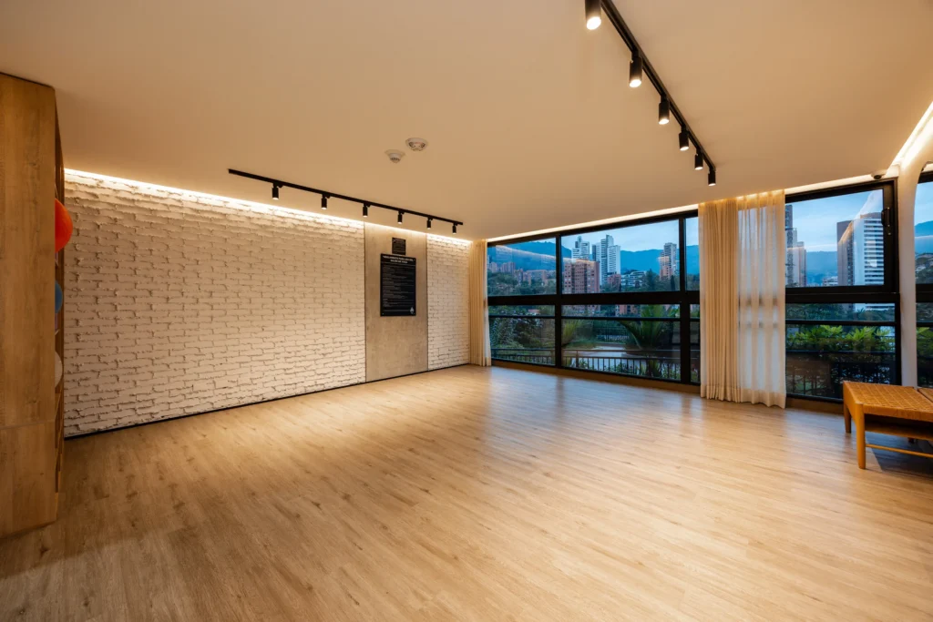 063-common-fitness-studio-wide
