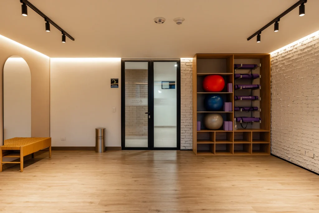 065-common-fitness-studio-storage