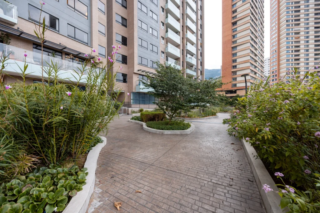 071-common-garden-path