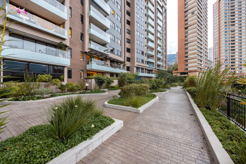 072-common-landscaped-grounds