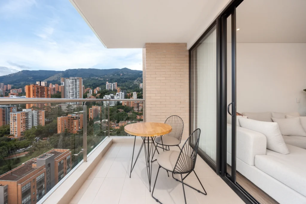 086-balcony-and-city-view