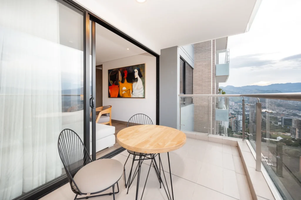 088-balcony-wide