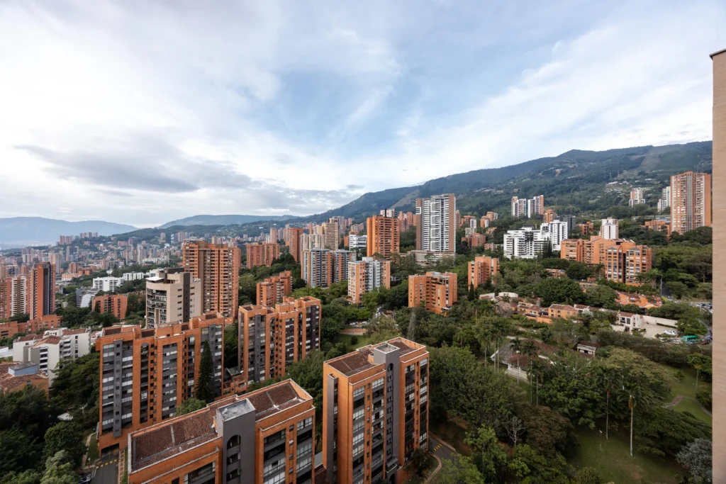 090-city-and-mountain-view