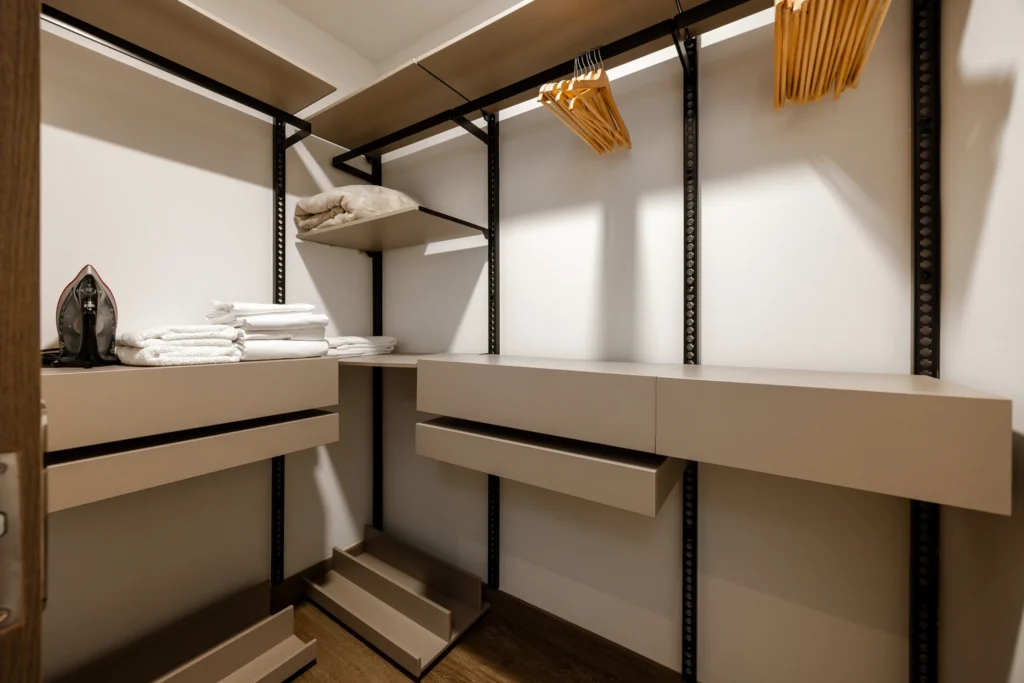 096-bedroom-two-walk-in-closet